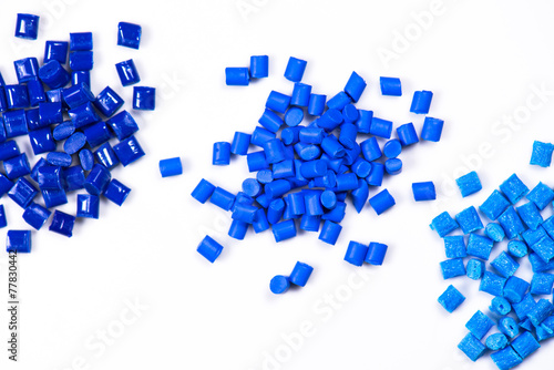 3 verschieden blaue Kunststoffgranulate