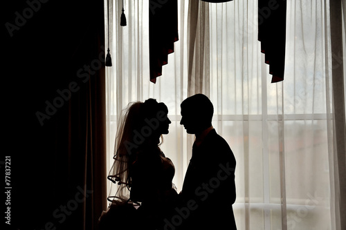 Fotografering silhouette of a bride and groom on their wedding day