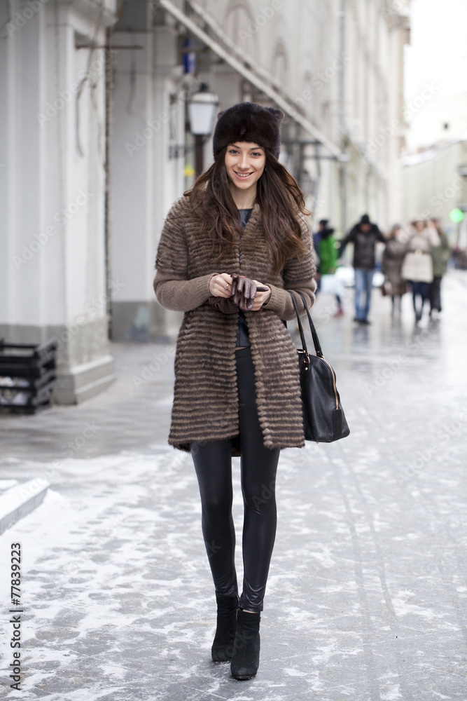 Obraz premium Young beautiful woman in stylish mink coat