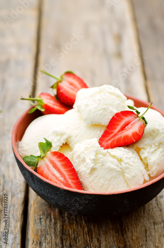 vanilla ice cream with strawberries