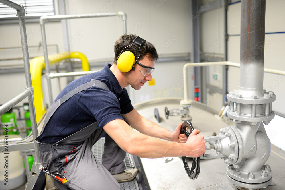 Industriearbeiter bedient Ventil // worker operating Industriearbeiter bedient Ventil // worker operating