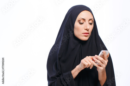 Foto Beautiful Muslim woman holding a cellphone