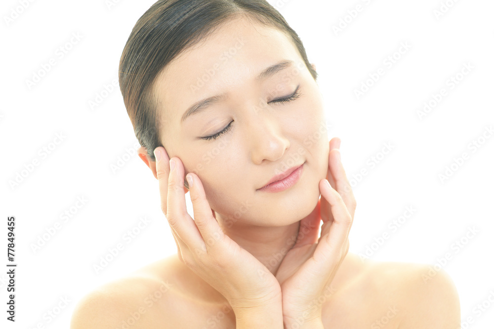 フェイスケアをする女性