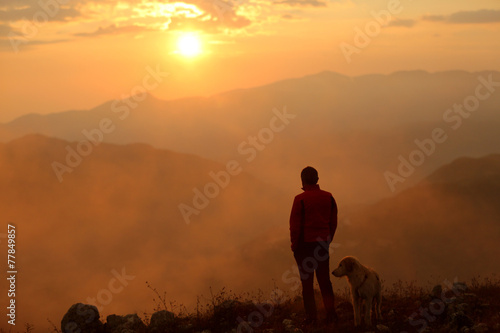 uomo e cane al tramonto photo