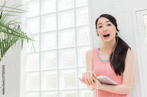 タブレットで音楽を聴く女性 Free Download タブレットで音楽を聴く女性 - GFXLoad