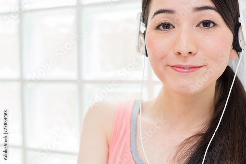 ヘッドフォンで音楽を聴く女性 Free Download ヘッドフォンで音楽を聴く女性 - GFXLoad