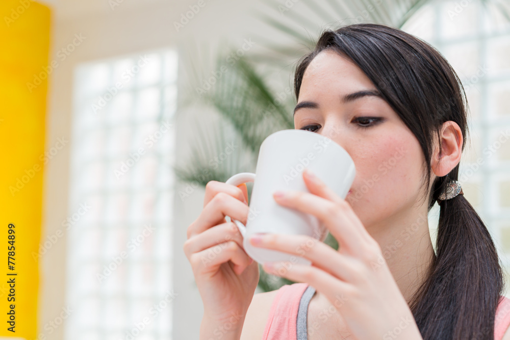 部屋でお茶を飲む女性 部屋でお茶を飲む女性