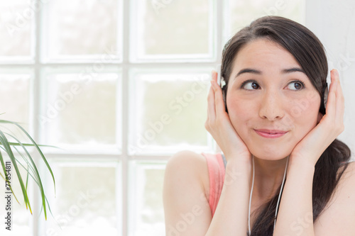 ヘッドフォンで音楽を聴く女性 Free Download ヘッドフォンで音楽を聴く女性 - GFXLoad