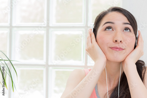 ヘッドフォンで音楽を聴く女性 Free Download ヘッドフォンで音楽を聴く女性 - GFXLoad