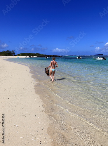 femme en promenade sur littoral mauricien