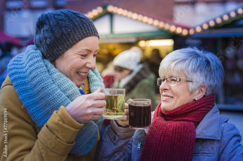 Frauen mit Glühwein