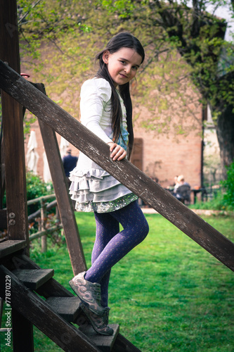bambina al parco giochi in primavera
