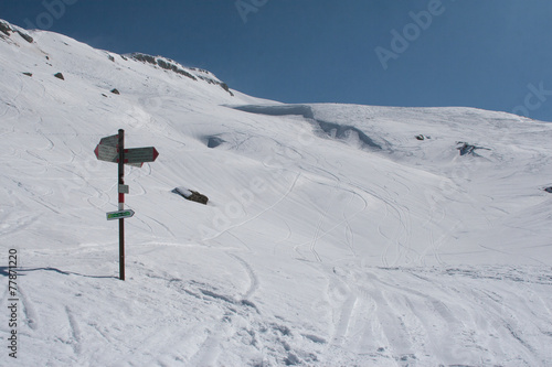 Cartello indicatore sentiero CAI nella neve