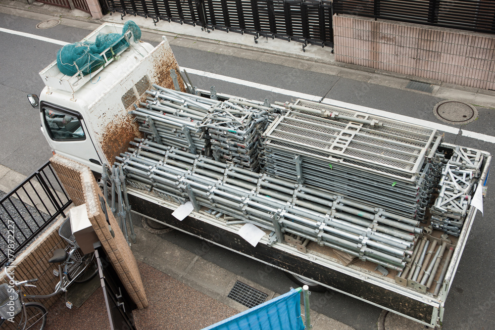 Obraz premium 住宅建設 トラックに積載された足場