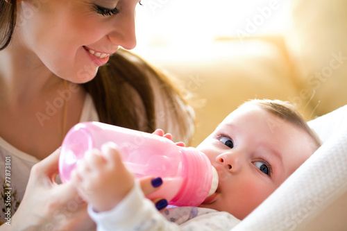 Obraz na płótnie mother feeds baby w salonie