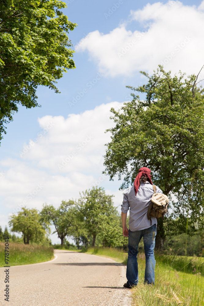 Obraz premium Tramper steht am Straßenrand
