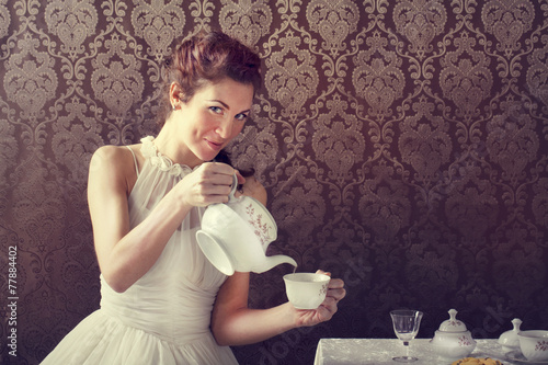 Foto dreamer woman drinking tea at tea time