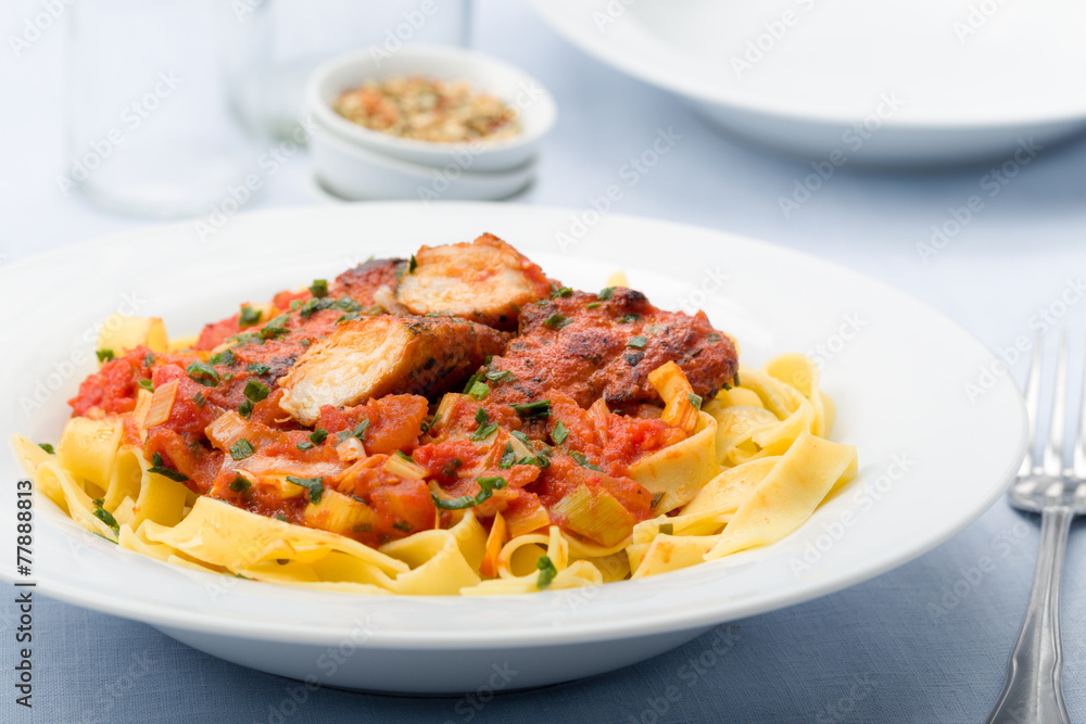 Bandnudeln mit Hähnchen und Tomaten Lauch Soße Bandnudeln mit Hähnchen und Tomaten Lauch Soße