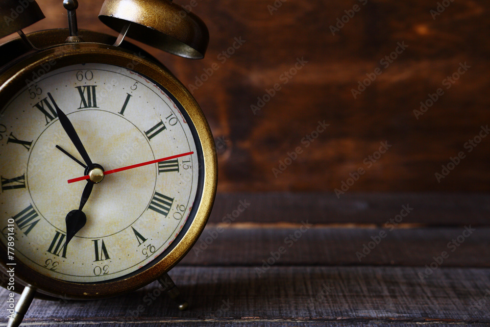Naklejka premium alarm clock on the boards