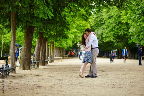 Couple hugging in the Luxembourg garden of Paris © Ekaterina Pokrovsky