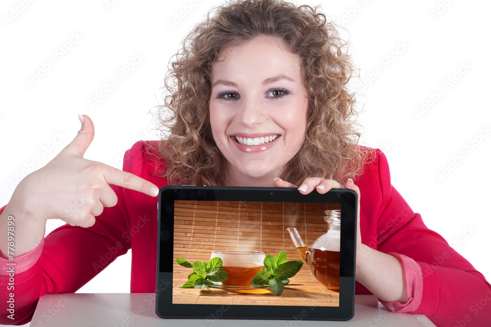 Businessfrau mit Tablet macht Werbung für Tee Porträt Businessfrau mit Tablet macht Werbung für Tee Porträt