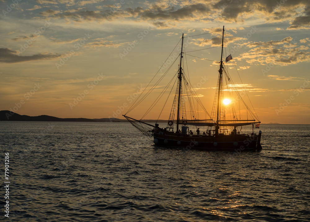Segelschiff bei Sonnenuntergang