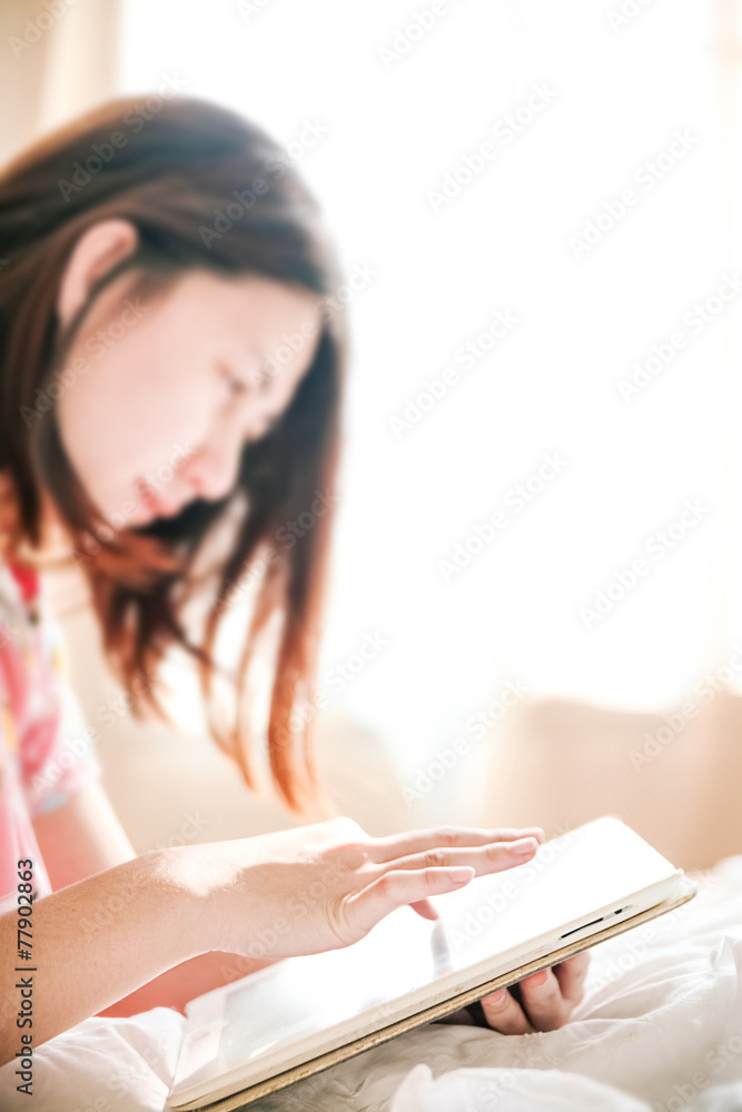 Obraz premium Woman using digital tablet