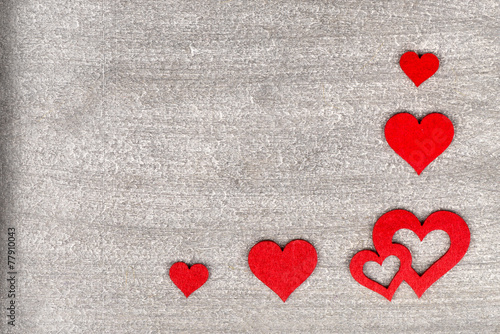 Rustikaler Holz Hintergrund mit leuchtend roten Herzen und Freit