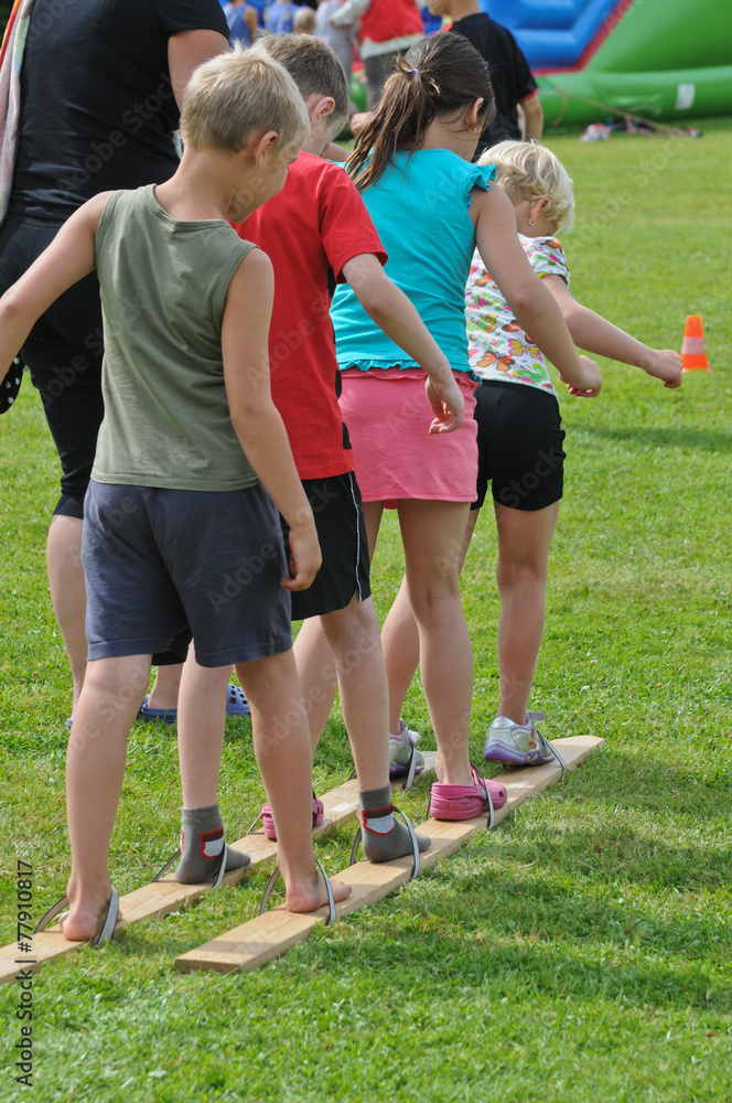 Fototapeta premium Skibrettlauf - Kinder lernen Teamarbeit
