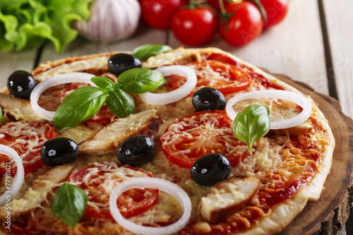 Pizza with chicken cheese and tomatoes 