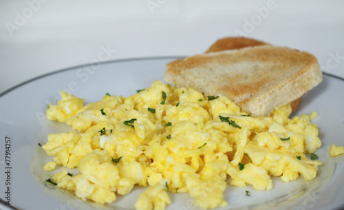 Scrambled eggs with white toasted bread