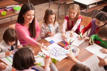 Children in elementary school on the workshop with their teacher