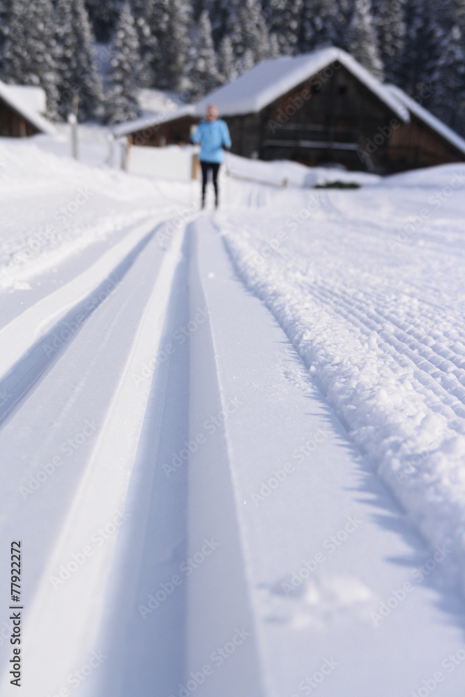 Junge Frau beim Langlaufen in Winterlandschaft auf Loipe Junge Frau beim Langlaufen in Winterlandschaft auf Loipe