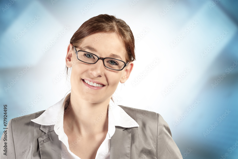 Junge Frau auf blauen Hintergrund Junge Frau auf blauen Hintergrund
