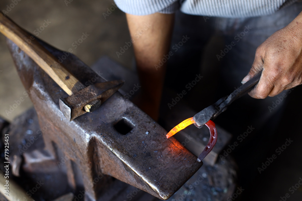 Anvil, horse shoe and hammer