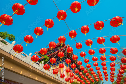 Fotografía chinese red lanterns hanging in street for new year celebrating