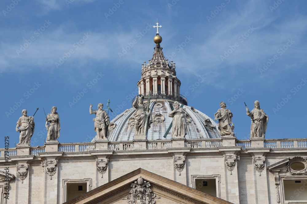 Statuen auf dem Petersdom in Rom