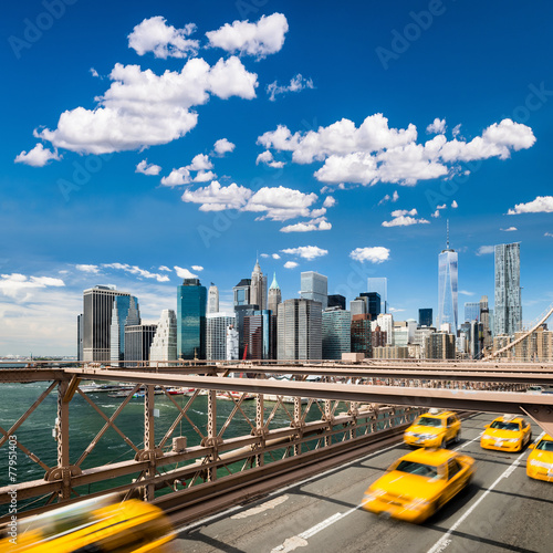 Tablou canvas Group of typical yellow New York cabs on the Brooklyn bridge