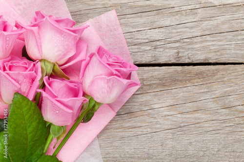 Fototapeta Naklejka Na Ścianę i Meble -  Garden pink roses bouquet over wooden table