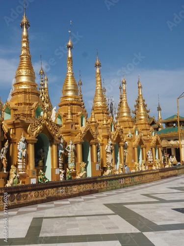Shwedagon  estupa de oro en Yangon  Myanmar 