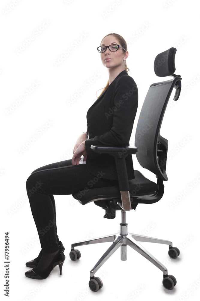 Frau im Bürostuhl aufrecht sitzend Frau im Bürostuhl aufrecht sitzend