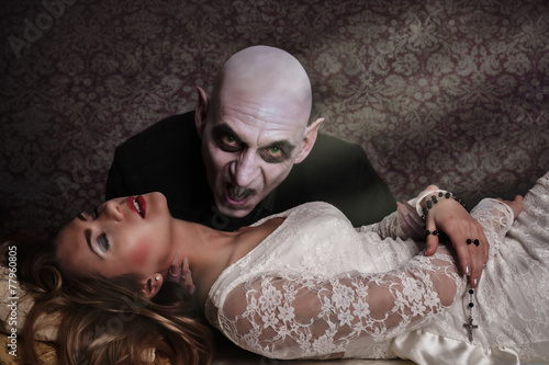 Plakat w ramie Vampir beisst schlafendes Mädchen