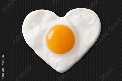Canvastavla fried egg shaped to heart on teflon pan