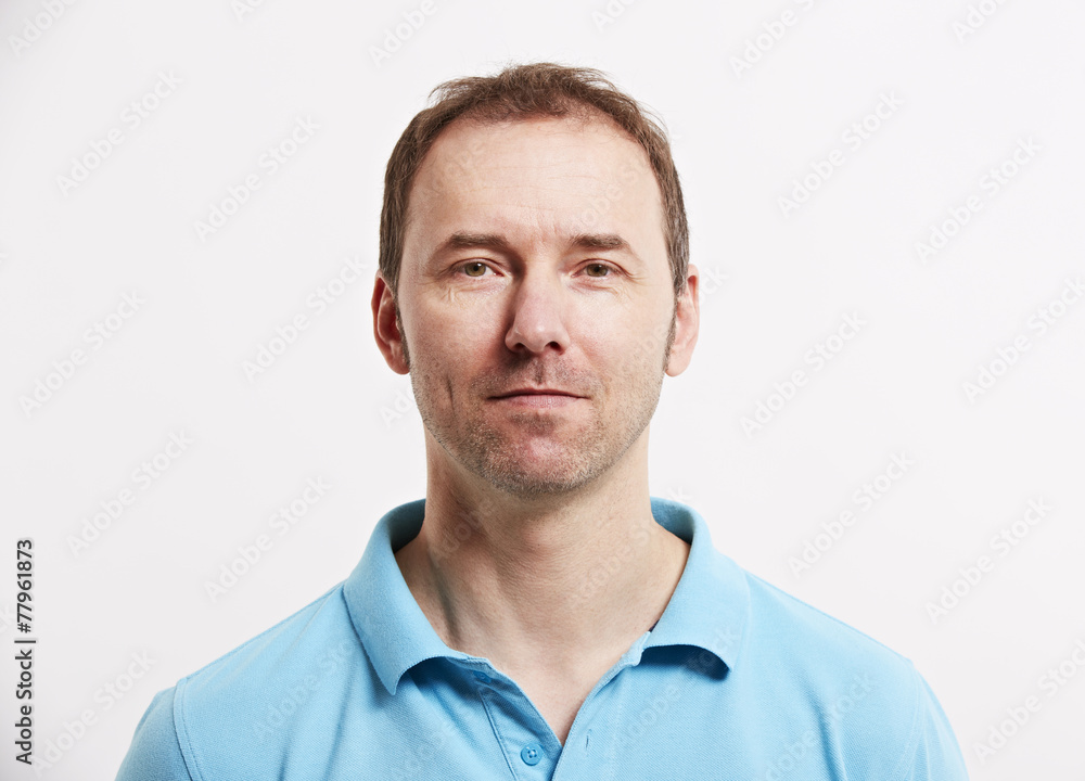 Mann, Portrait in blauen T-Shirt, frontal Mann, Portrait in blauen T-Shirt, frontal