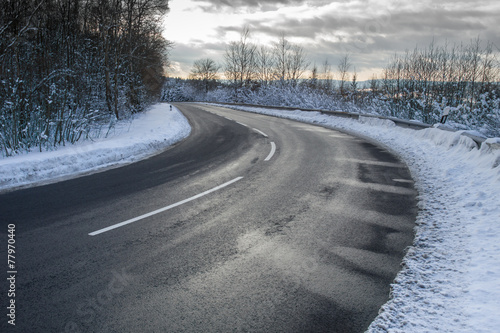 curvy winter street © Tobias Arhelger