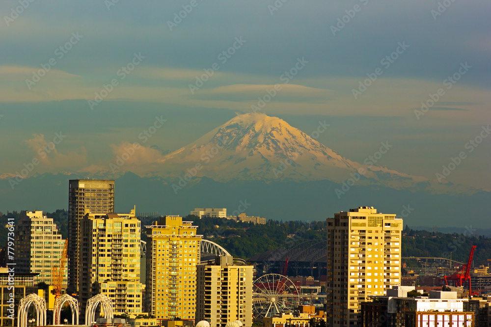 Obraz premium Mount Rainier and Seattle buildings at sunset hours