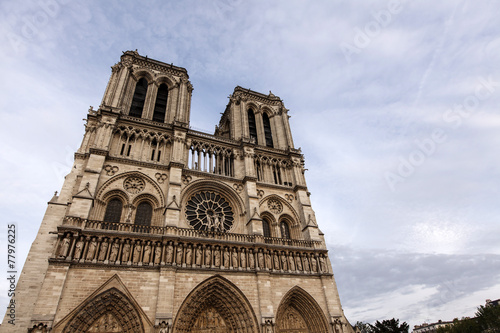 Notre Dame - Kathedrale in Paris mit Doppelturm