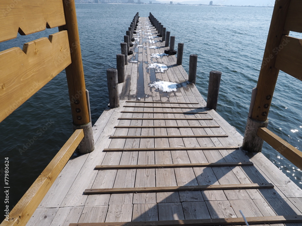 Naklejka premium 湖へ伸びる桟橋