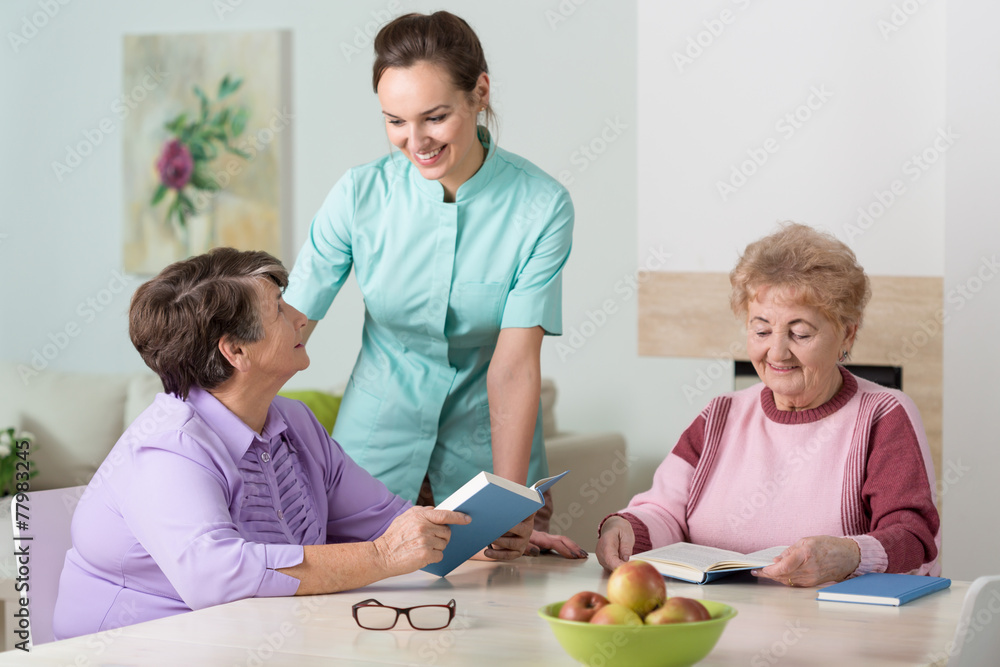 Obraz premium Nurse working in residential home