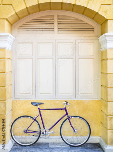 Vintage Hipster bicycle on wall frame © VTT Studio